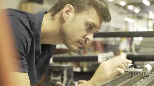 Engenheiro trabalhando na fábrica — Vídeo de Stock