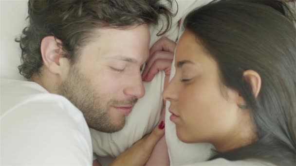 Par sover i sängen — Stockvideo