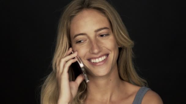 Mladá žena mluví na mobilu — Stock video