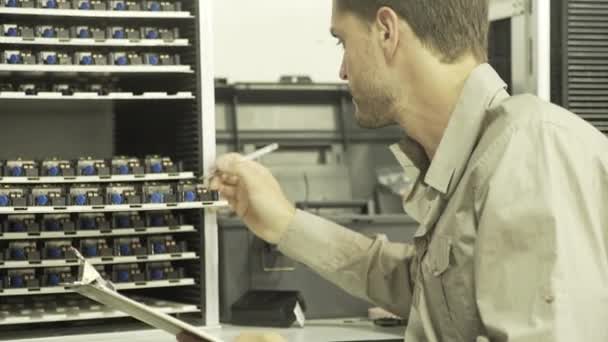 Ingeniero trabajando en fábrica — Vídeos de Stock