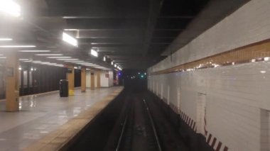 Metro tren bırakarak istasyonu