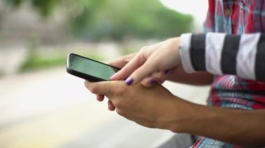 Akıllı telefon kullanan çift