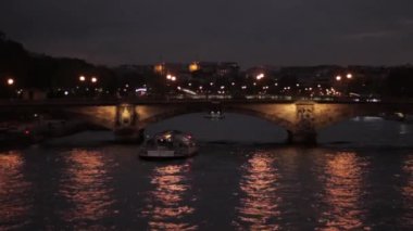 Geceleri Seine Nehri üzerinde seyir tekne