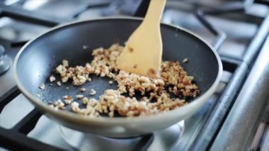 Kıyılmış fındık karıştırarak kadın 