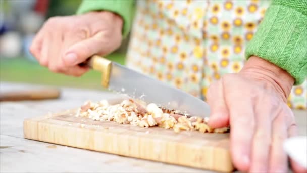 Женщина режет орехи — стоковое видео