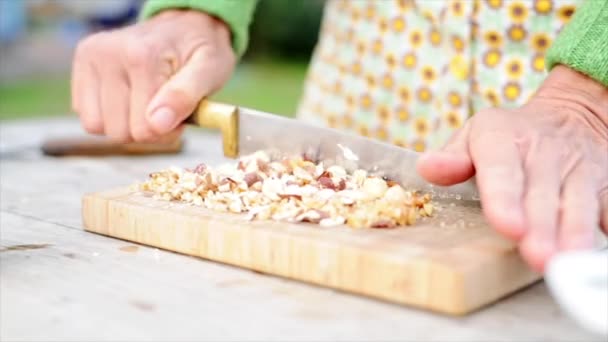 Женщина режет орехи — стоковое видео
