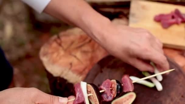 Assemblage de kebabs de boeuf — Video