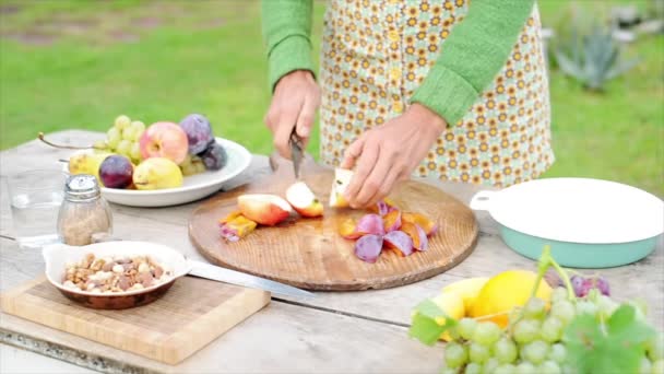 Mujer cortando frutas al aire libre — Vídeos de Stock