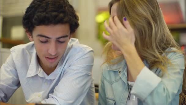 Pareja mirando juntos el teléfono inteligente — Vídeo de stock