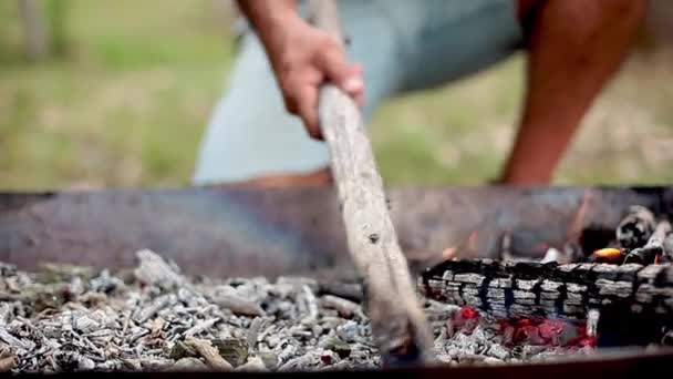 Белые горячие угли в яме — стоковое видео