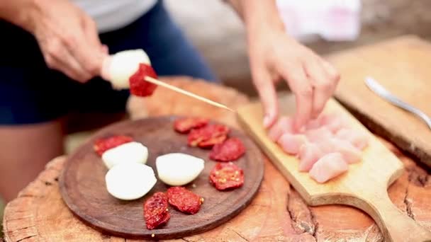 Preparación de brochetas de pollo, cebolla y tomate sundried — Vídeos de Stock