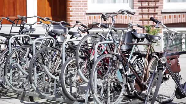 Велосипеды на стоянке общественного велосипеда — стоковое видео