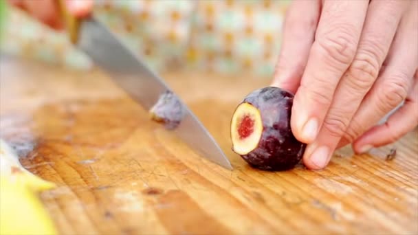 Woman cutting fig — Stock Video