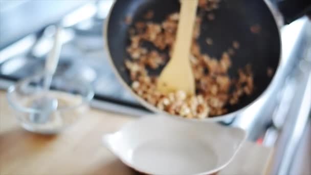 Mujer transfiriendo nueces picadas cocidas — Vídeos de Stock