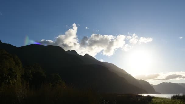 Bergen gesteund door zonlicht en pluizige wolken — Stockvideo
