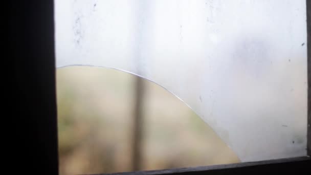 Close-up van gebroken raam — Stockvideo