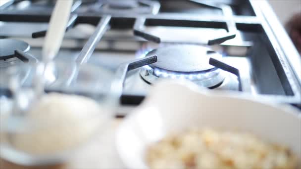 Poêle à frire mise sur cuisinière à gaz — Video