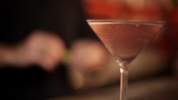 Bartendern lägga kalk svål garnering till cosmopolitan — Stockvideo