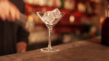 Barmen koyarak buz küpleri 