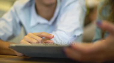 Tablet kullanan çift