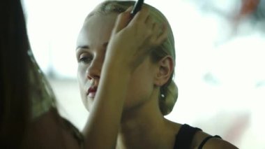 yüz pudrası uygulanması makyaj sanatçısı  