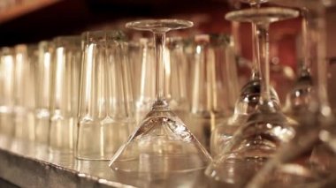 Barmenin martini cam rafı kaldırma