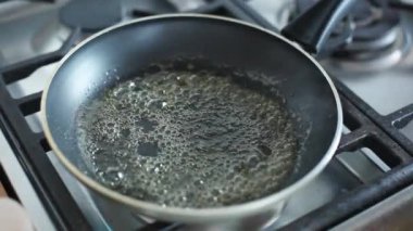 Kıyılmış fındık koyarak kadın