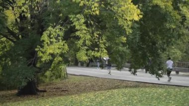 Koşu ve bisiklet insanlar