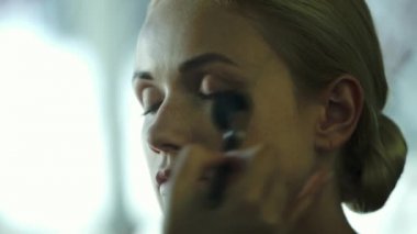 yüz pudrası uygulanması makyaj sanatçısı  