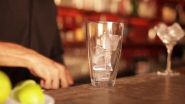Barmen hazırlanıyor kokteyl 