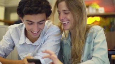 Çift birlikte Smartphone kullanarak