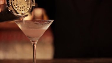 Barmen dökme cosmopolitan kokteyl
