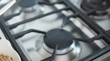Gaz sobası dönüm kadın  