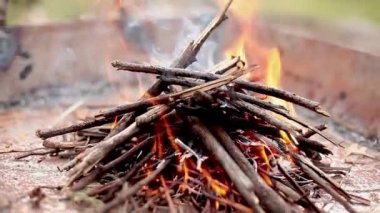 Ateş çukuru içinde yanan odun ateşi