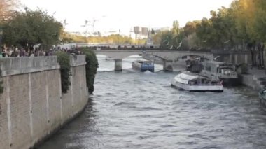 Seine Nehri 'ndeki turist tekneleri