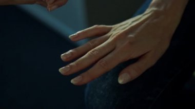 Kadın boyalı tırnaklar elde