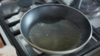 Kaynar su tavada dönen kadın 