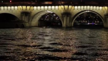 Hemen hemen Seine Nehri üzerinde yayılan köprü