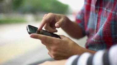 Akıllı telefon kullanan çift 