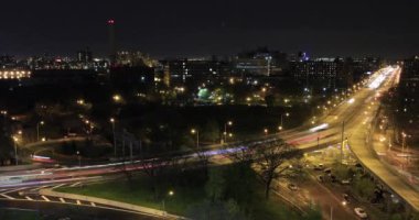 Gece New York karayolunda ışık yollar