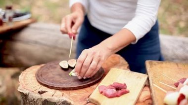 Sığır eti, incir ve yeşil soğan kebap