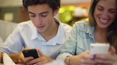 Çift her iki akıllı telefonlar kullanarak