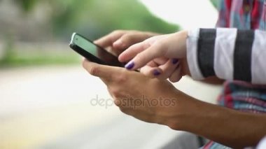 Akıllı telefon kullanan çift