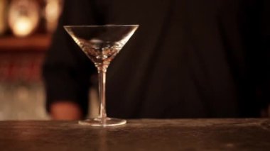 Barmen sipariş buz küpleri