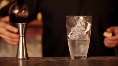 Barmen kızılcık suyu çekim kokteyl için ekleme 