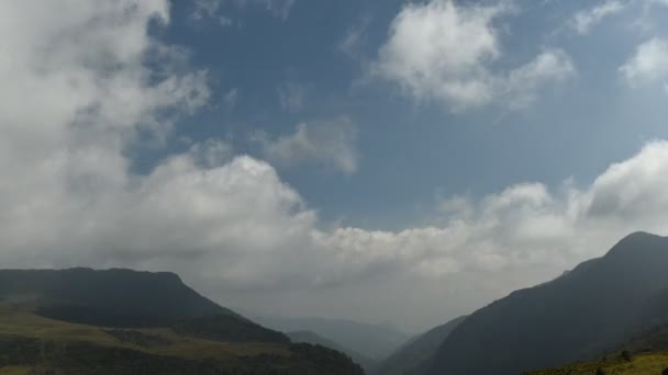 Tiempo de lapso de nubes moviéndose sobre montañas — Vídeo de stock