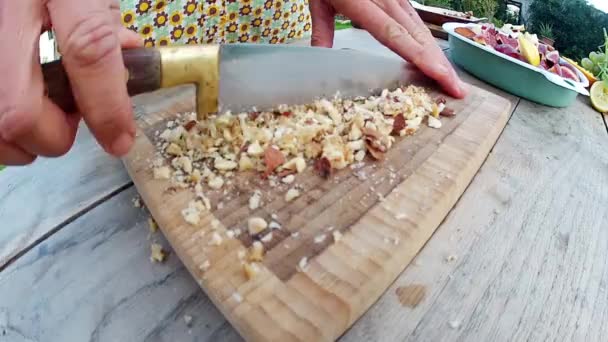 Жінка обробні мигдаль — стокове відео