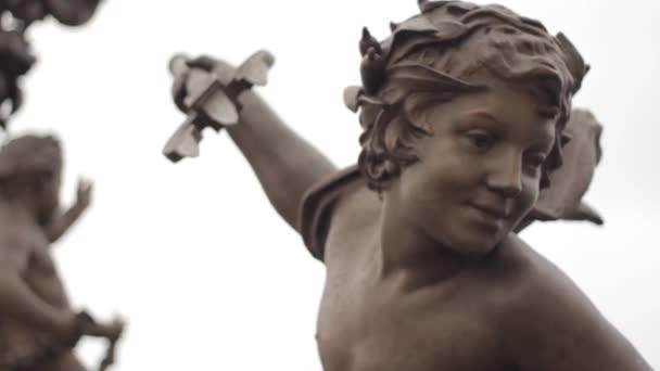 Statua ragazzo sul ponte Pont Alexandre III — Video Stock