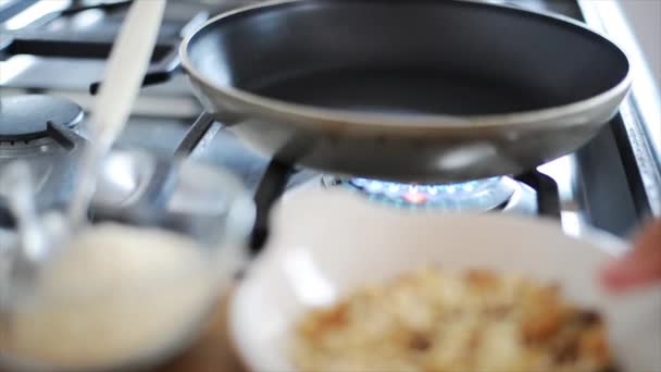 Mulher torrando nozes de corte no fogão a gás — Vídeo de Stock
