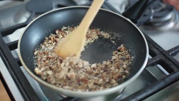 Mujer revolviendo nueces picadas — Vídeo de stock